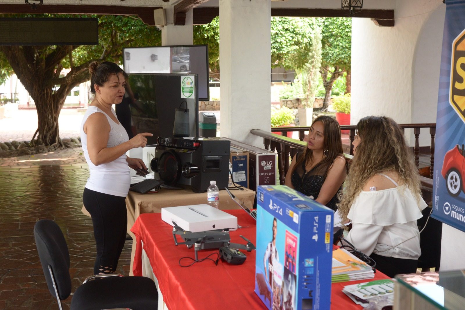 Feria de convenios de COOPCELTEC con tecnología en una entidad aliada
