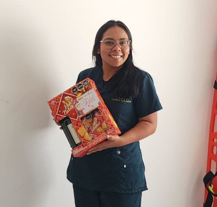 Asociada del sector salud sonriendo con su detalle de COOPCELTEC
