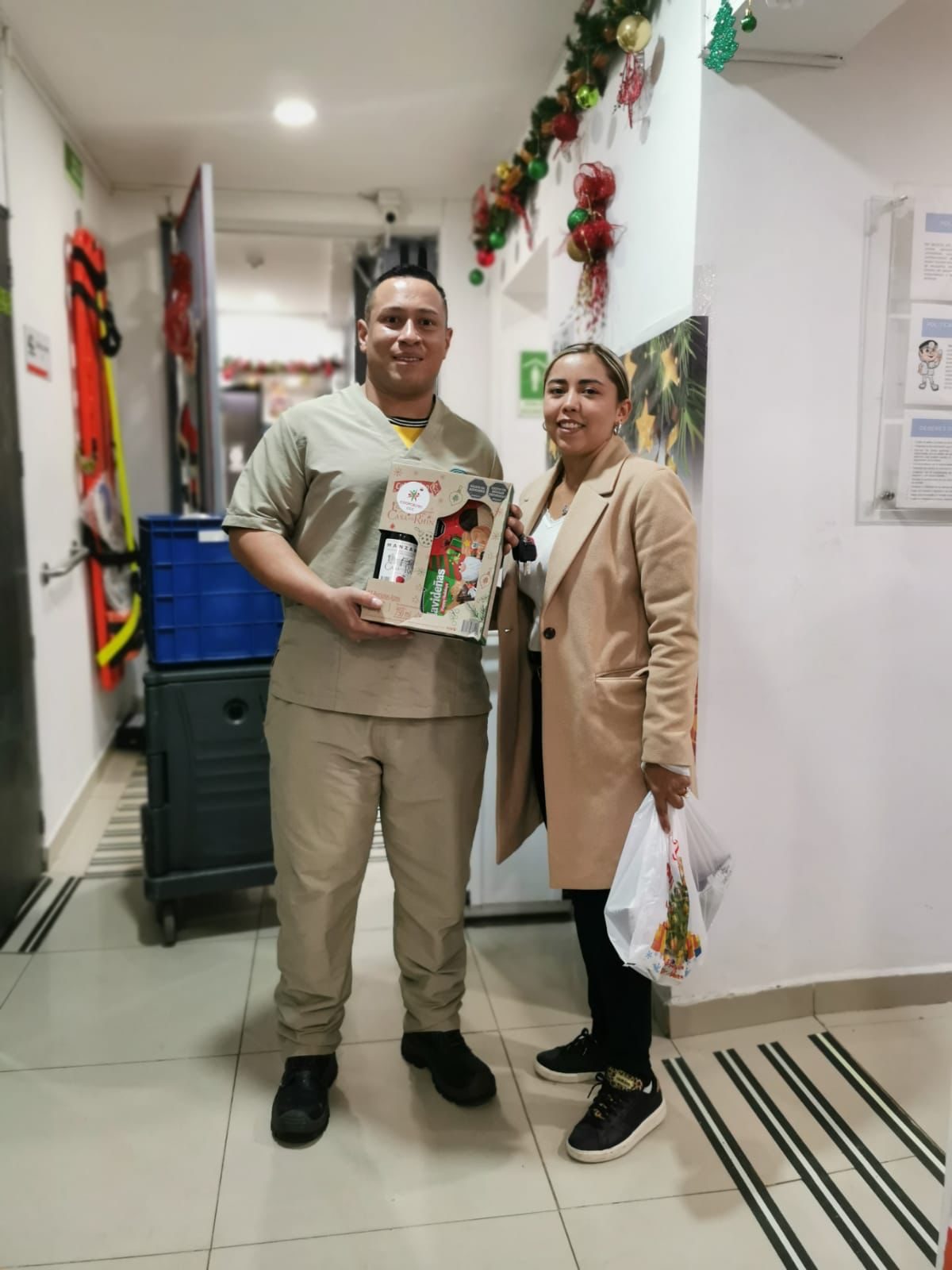 Asociado del sector salud recibiendo su detalle navideño